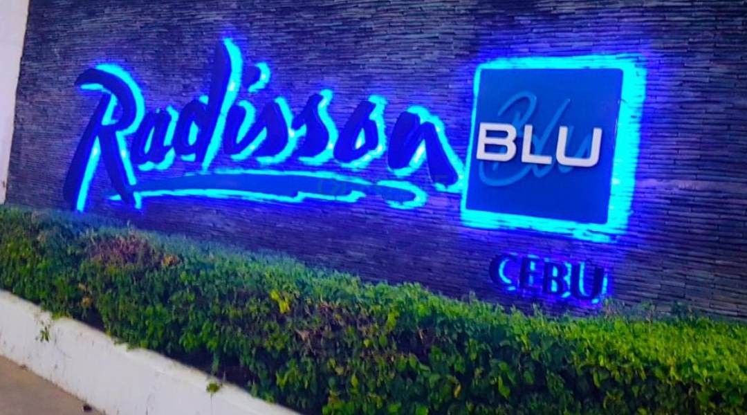 radisson blue metal signage in cebu 01 1080x600 1